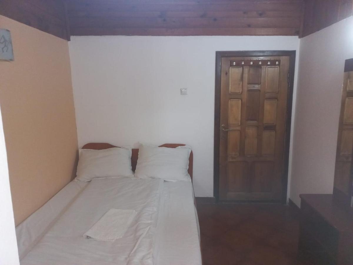 Double Room With Private Bathroom By Osteria Constantino Targoviste Extérieur photo